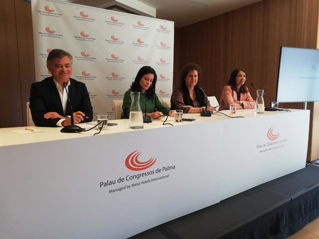 El exdirector del Palacio de Congresos, Ramón Vidal; la nueva directora, Natalia Seoane; la regidora de Turismo de Palma, Elena Navarro; y la directora de Comunicación de Meliá Hotels Internacional, María Umbert.