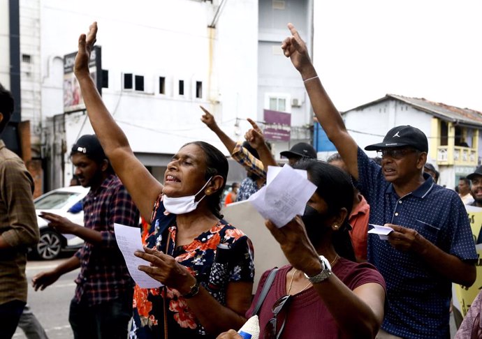 Archivo - 30 August 2022, Sri Lanka, Colombo: Protestors shout slogans against the government during a protest condemning the prevention of terrorism act (PTA). Photo: S G Gamage/ZUMA Press Wire/dpa