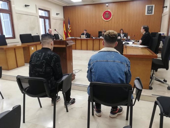 Los dos jóvenes acusados de patronear una patera, sentados para el juicio en la Audiencia Provincial.
