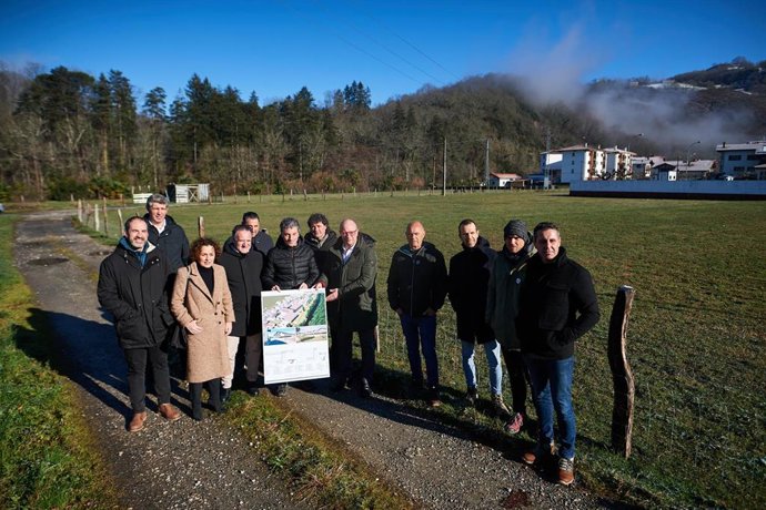 El consejero Gimeno, responsables del departamento y del Valle, junto a la zona donde se construirá el centro