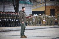 Zelenski rinde homenaje a los "héroes" de Ucrania con un simbólico acto en Kiev