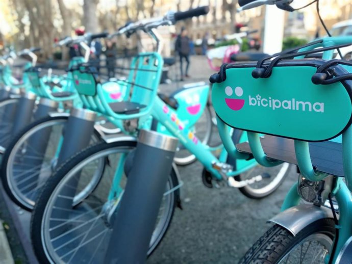 Archivo - Bicicletas del nuevo sistema de préstamo Bicipalma en la plaza Juan Carlos I de Palma.