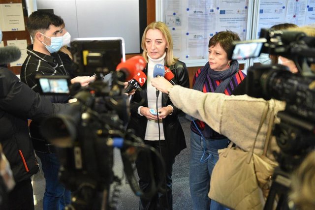 La consejera de Salud, María Somalo, atiende a los medios junto a la diputada de IU, Henar Moreno