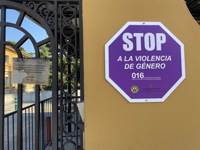 Cartel contra la violencia machista en instalaciones de la Policía local de Valncia