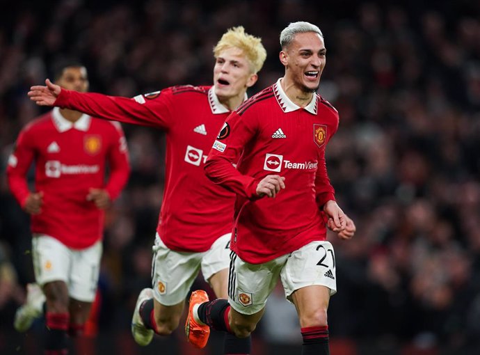 23 February 2023, United Kingdom, Manchester: Manchester United's Antony (R)celebrates scoring their side's second goal during the UEFA Europa League soccer match between Manchester United and Barcelona at Old Trafford. Photo: Martin Rickett/PA Wire/dpa
