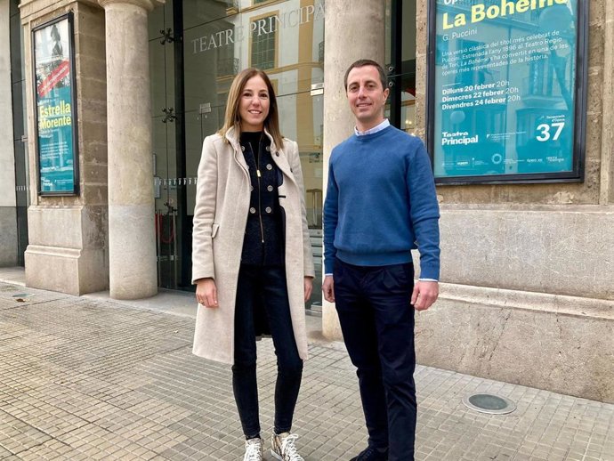 Los consellers del PP Antnia Roca y Lloren Galmés ante el Teatre Principal de Palma