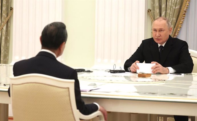 El presidente de Rusia, Vladimir Putin, recibe al principal responsable de la diplomacia de China, Wang Yi