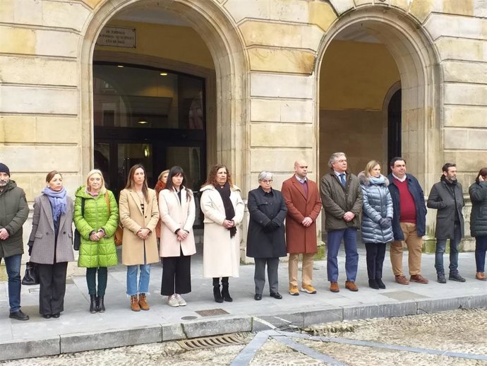 La Corporación gijonesa guarda un minuto de silencio en la plaza Mayor en el primer aniversario de la invasión de Rusia a Ucrania