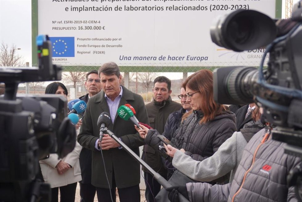 El delegado del Gobierno en Andalucía, Pedro Fernández, atiende a los medios de comunicación.