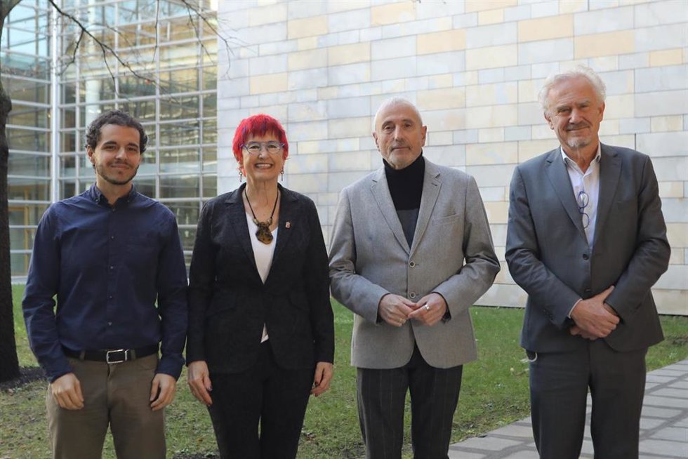 I-d: el epidemiólogo Pedro Gullón; la consejera de Salud, Santos Induráin; el director general de Salud, Carlos Artundo; y el director del Observatorio Europeo de Políticas de Salud, Josep Figueras.