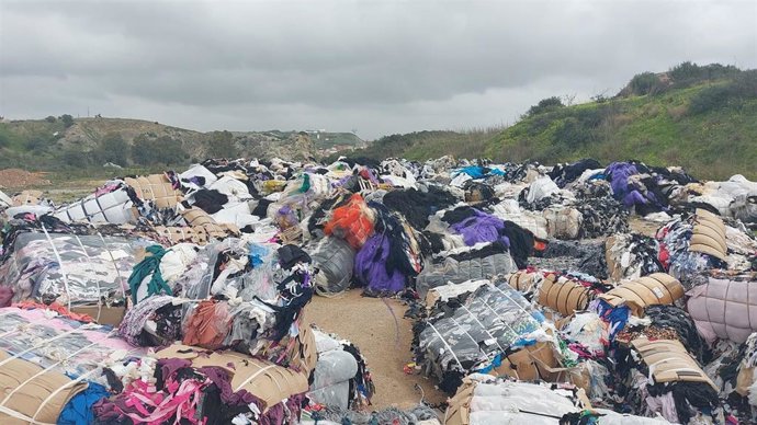 Vertedero ilegal de desechos textiles localizado en parcelas del polígono industrial de Cortijo Real, en Algeciras (Cádiz)
