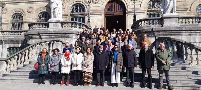 El alcalde de Bilbao, Juan Mari Aburto, encabeza la concentración en solidaridad con Ucrania, en el primer aniversario de la invasión rusa.