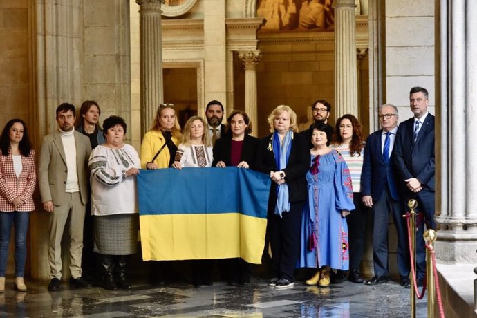 L'alcaldessa de Barcelona, Ada Colau, i membres de la corporació municipal reben les entitats ucraneses de Barcelona.