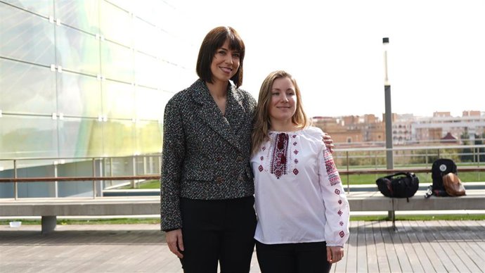 La ministra de Ciencia, Diana Morant, y la investigadora ucraniana Oksana Udovyk, en la Politcnica de Valncia