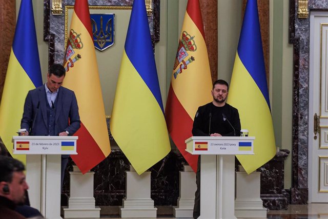 El presidente del Gobierno de España, Pedro Sánchez, y el presidente de Ucrania, Volodimir Zelenski, a su llegada al Palacio Mariinski, a 23 de febrero de 2023, en Kiev (Ucrania).