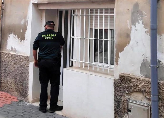Un agente, en la casa del anciano en Cabezo de Torres