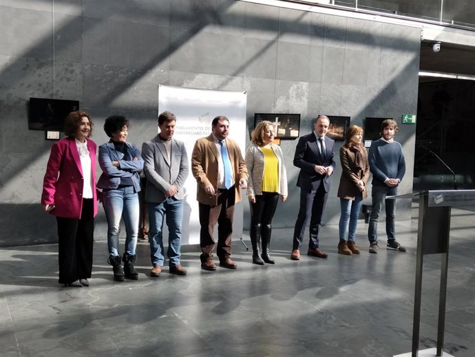 Acto institucional en el Parlamento foral junto a representantes de las organizaciones navarras de voluntariado que han colaborado en labores de ayuda humanitaria a Ucrania.