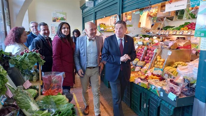 El ministro de Agricultura, Pesca y Alimentación, Luis Planas, en un mercado junto al candidato del PSOE a la Alcaldía de Córdoba, Antonio Hurtado.