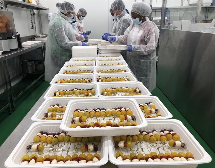 Archivo - Producción de brochetas de fruta para el MWC