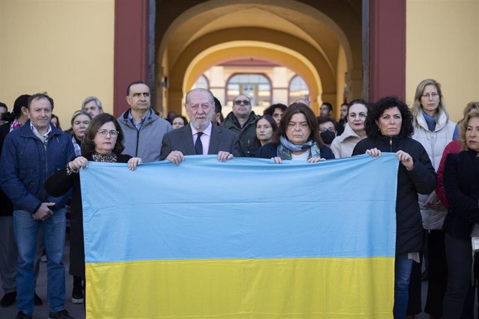 El presidente de la Diputación, en el centro, en la concentración silenciosa a las puertas de la institución provincial en apoyo al pueblo ucraniano, en el primer aniversario de la invasión rusa.