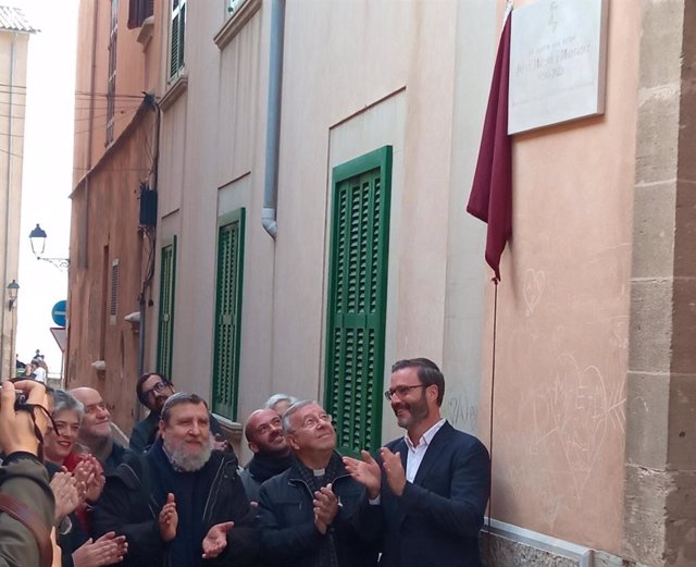Descubren una placa homenaje a Josep Maria Massot en su casa natal de Palma.