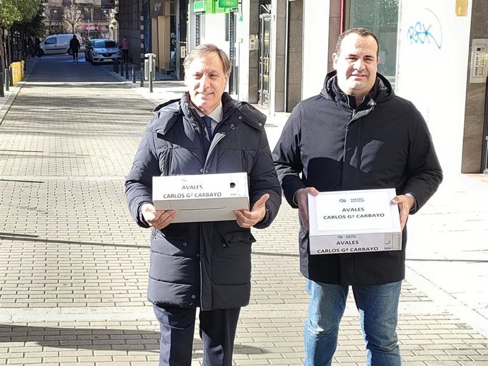 El precandidato a presidente del PP de Salamanca, Carlos García Carbayo (i), junto al también directivo del PP de Salamanca, David Mingo (d).