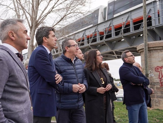 El presidenre del PP, Carlos Mazón, (2-i) visita uno de los puentes metálicos de la Línea 9 del Tram