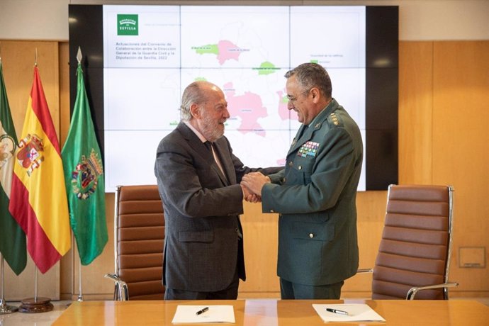 El presidente de la Diputación de Sevilla, Fernando Rodríguez Villalobos, y el coronel jefe de la Comandancia de Sevilla, Luis Ortega, han suscrito el nuevo acuerdo de colaboración.