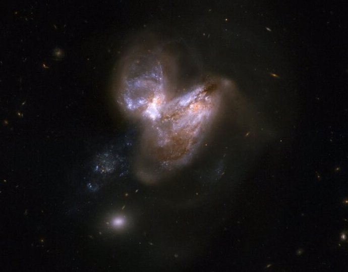 Este sistema está formado por un par de galaxias, denominadas IC 694 y NGC 3690, que pasaron muy cerca hace unos 700 millones de años.