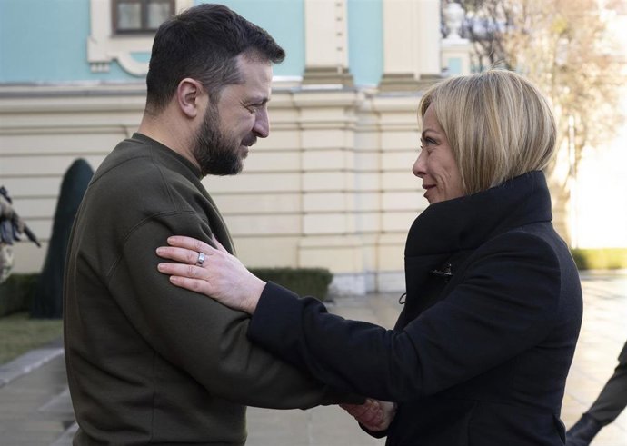 La primera ministra italiana, Giorgia Meloni, con el presidente ucraniano, Volodimir Zelenski, en una visita a Kiev.