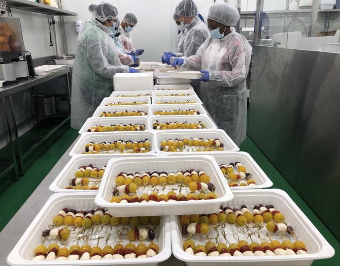 Archivo - Producció de broquetes de fruita per a l'MWC
