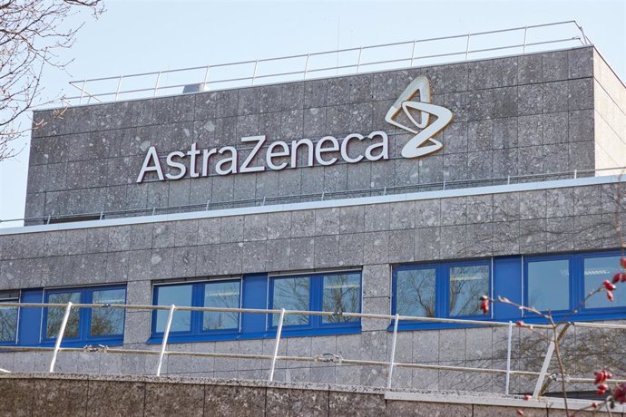 Archivo - Logo de la empresa farmacéutica Astrazeneca en el edificio de su sede de Wedel (Alemania).