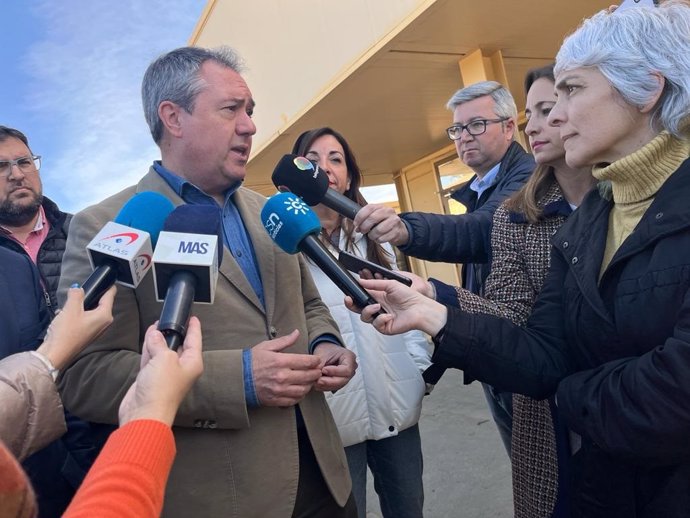 El secretario general del PSOE-A, Juan Espadas, atiende a los medios en una visita a la mina Cobre las Cruces en Gerena (Sevilla).