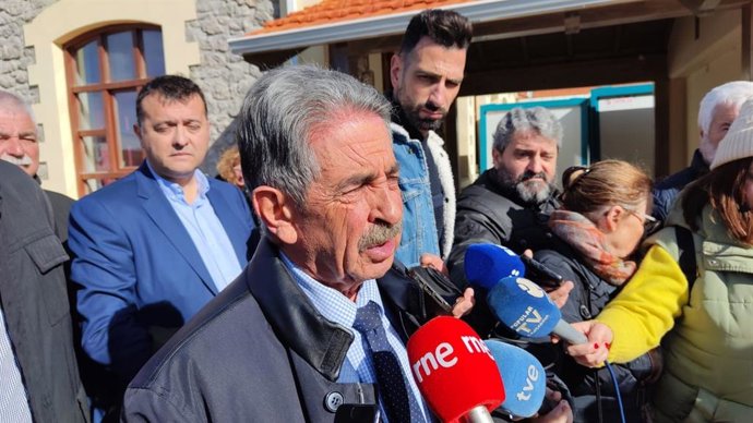 El presidente de Cantabria, Miguel Ángel Revilla, hace declaraciones a los medios