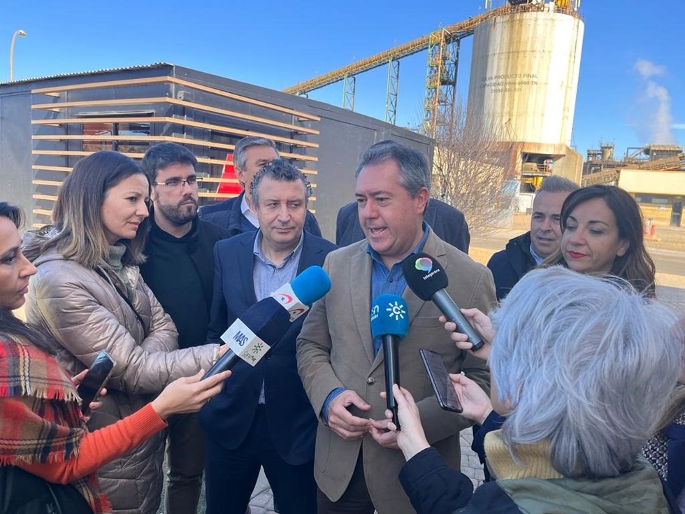 El secretario general del PSOE-A, Juan Espadas, atiende a los medios en una visita a Cobre las Cruces, en Gerena (Sevilla).