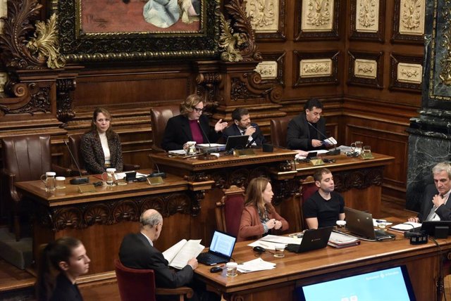 La alcaldesa de Barcelona, Ada Colau, interviene durante una sesión plenaria en el Ayuntamiento de Barcelona, a 24 de febrero de 2023, en Barcelona, Catalunya (España). 