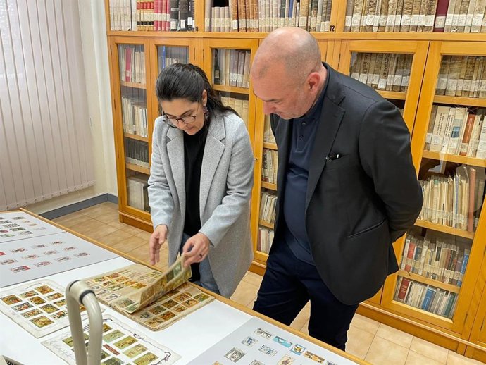 El concejal de Cultura, Turismo y Deportes, Pedro García Rex, y la donante de la colección,  Clara Alarcón