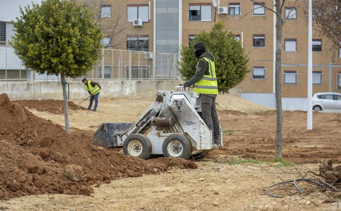 Obras de acondicionamiento en la barriada de El Torrejón (Huelva).