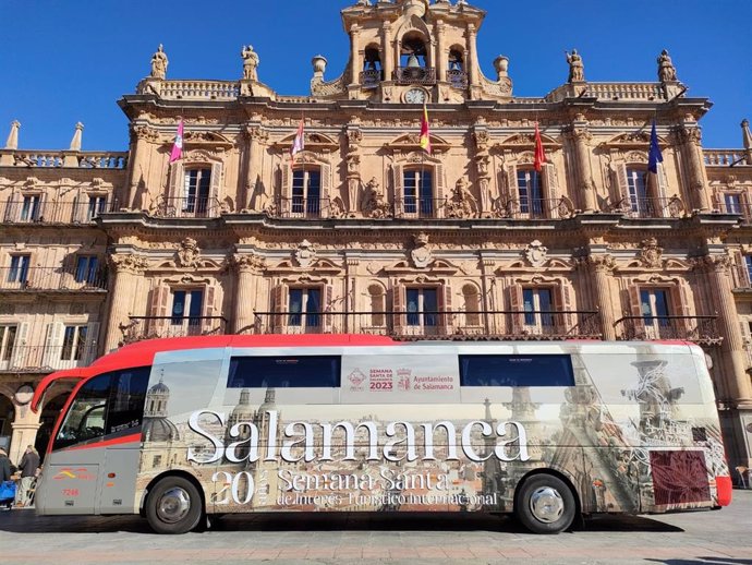 Autobus con la promoción de la Semana Santa de Salamanca.