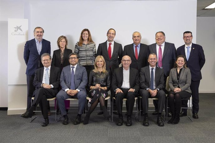 El consejero delegado de CaixaBank, Gonzalo Gortázar, se reúne con los miembros del comité consultivo de accionistas de la entidad