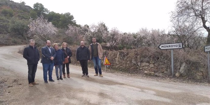 El vicepresidente Alberto Izquierdo, segundo por la izquierda, junto a alcaldes y representantes municipales de la zona.