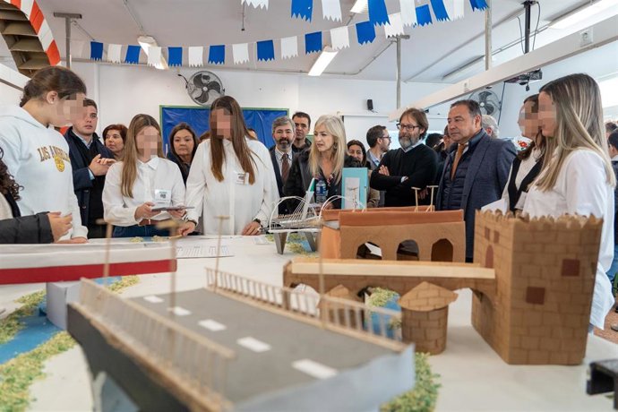 La consejera de Desarrollo Educativo y Formación Profesional de la Junta de Andalucía, Patricia del Pozo, atiende a los trabajos realizados por los alumnos del centro, a 23 de febrero de 2023 en Coria del Río (Sevilla, (Andalucía)