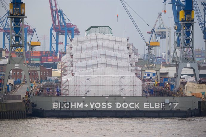 Archivo - 13 April 2022, Hamburg: The luxury yacht "Dilbar" lies completely covered in the Blohm+Voss dock Elbe 17. After weeks of investigation, the BKA has found the true owner of the superyacht "Dilbar" lying in the port of Hamburg. It is a sister of