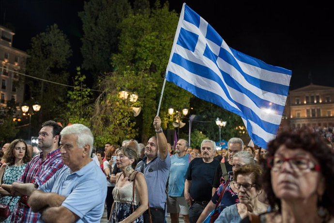 Archivo - Seguidores de Alexis Tsipras durante un mitin en Atenas.