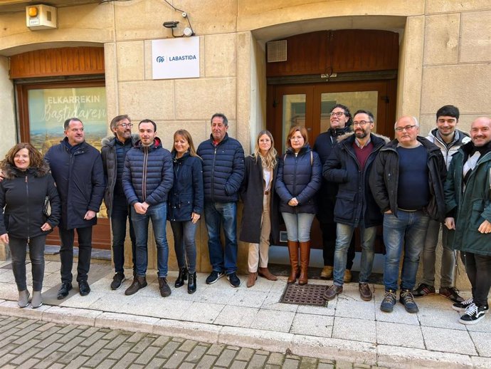 El presidente del PP de Euskadi, Carlos Iturgaiz, ha inaugurado este viernes la nueva sede su partido en Labastida (Álava)
