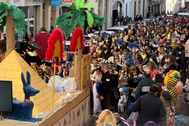 Alcalá de Guadaíra celebra su Desfile de Carnaval con  carrozas, música y grandes muñecos hinchables