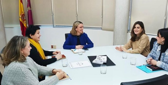 Reunión de la consejera de Política Social, Familia e Igualdad, Conchita Ruiz Caballero, con la presidenta de la Asociación de Ucranianos de la Región de Murcia, Larysa Ponomarenko,  y otros miembros de la asociación.