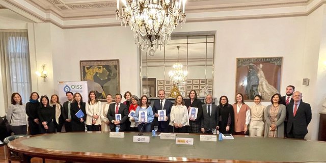 Foto de grupo de la presentación del Informe. Seguridad Social de las personas Artistas en Iberoamérica. Fotografía remitida. 