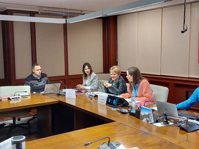 La diputada Ana del Val comparece en las JJGG de Álava