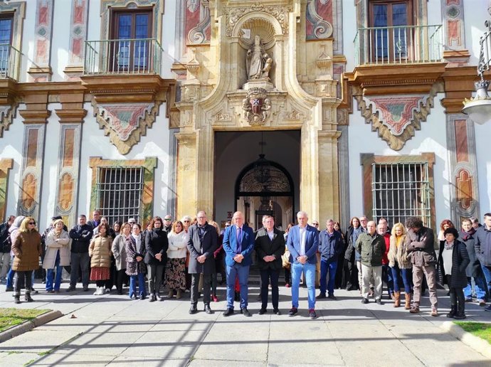 Concentración silenciosa contra la invasión rusa en Ucrania a las puertas de la Diputación de Córdoba.